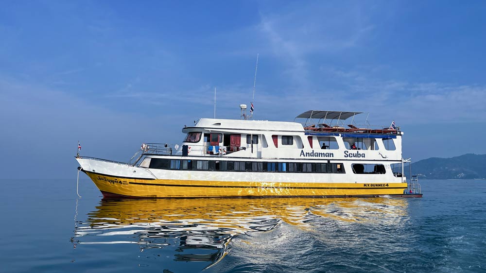 Mer d'Andaman bateau jaune et blanc Thaïlande