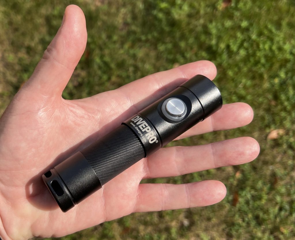 Mini-phare MP10 de Divepro en utilisation sous-marine