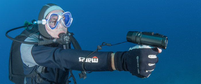 plongeur avec camera sous-marine