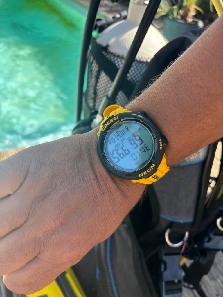 La montre-ordinateur Cressi Neon jaune et noire de la collection 80 ans au poignet