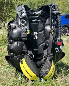 Le gilet de stabilisation Scubapro Hydros Pro 2 et ses poches à plomb jaunes