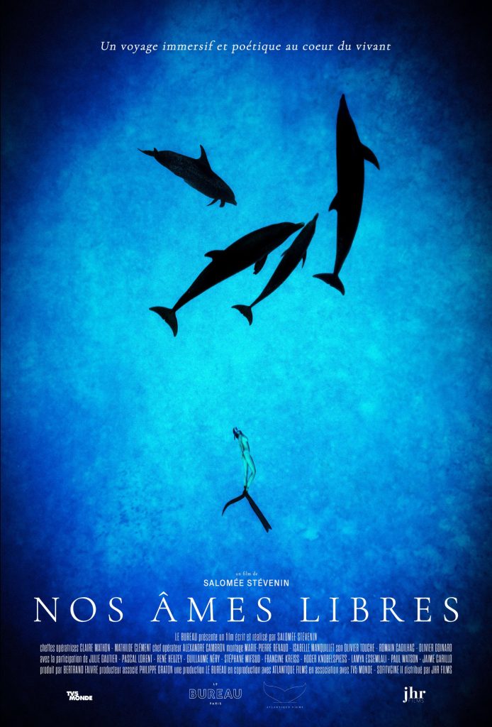 Affiche du film Nos âmes libres de Salomée Stévenin : une apnéiste sous quatre dauphins, sur fond bleu
