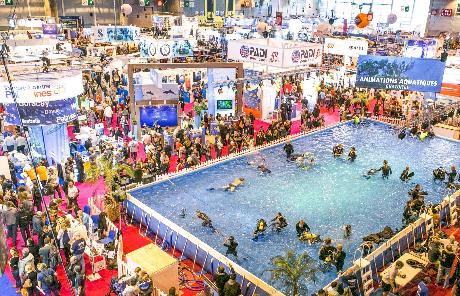 Les allées et le bassin du Salon International de la Plongée, Porte de Versailles à Paris